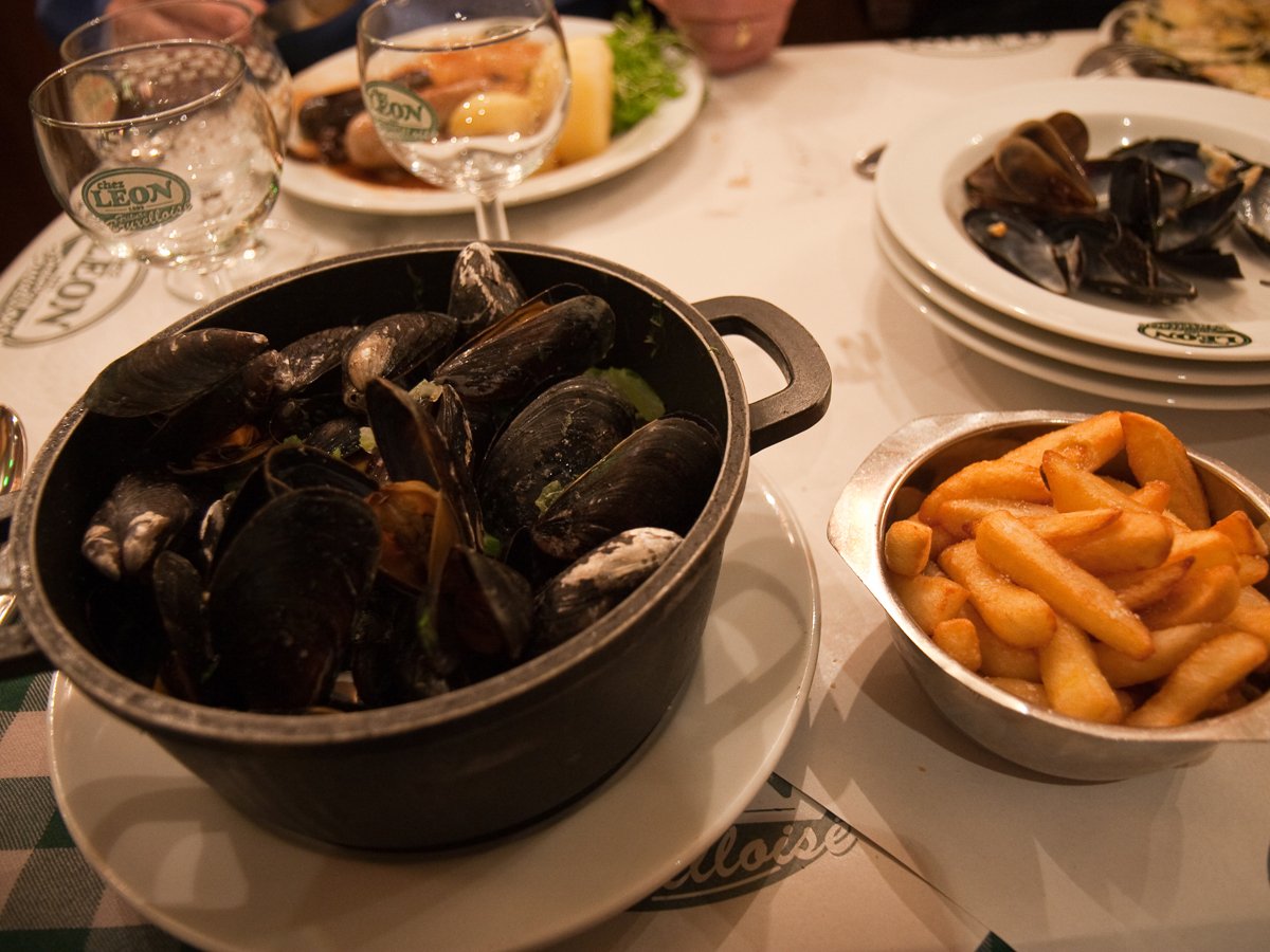 Mussel (một loại sò) hấp – đặc sản của Brussels, Bỉ